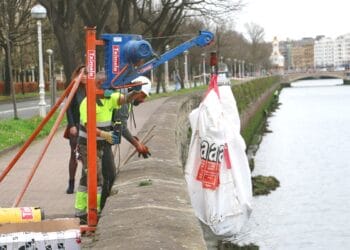 Operarios municipales, limpiando el río Urumea. Foto: Ayto.