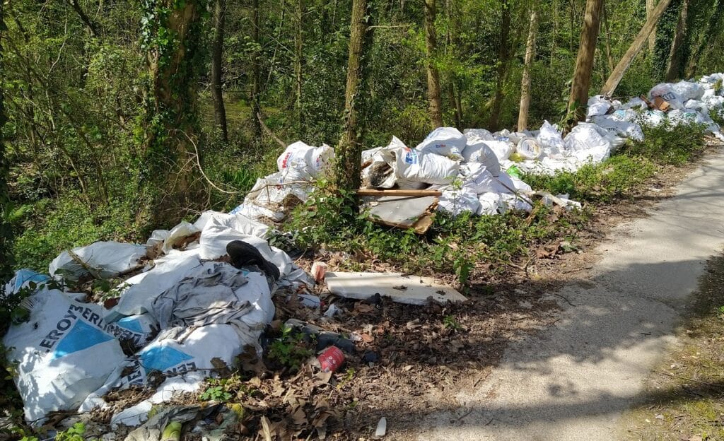 oriakoitxia "Sigue creciendo" el vertido ilegal de residuos en el paraje de Oriako Itxia