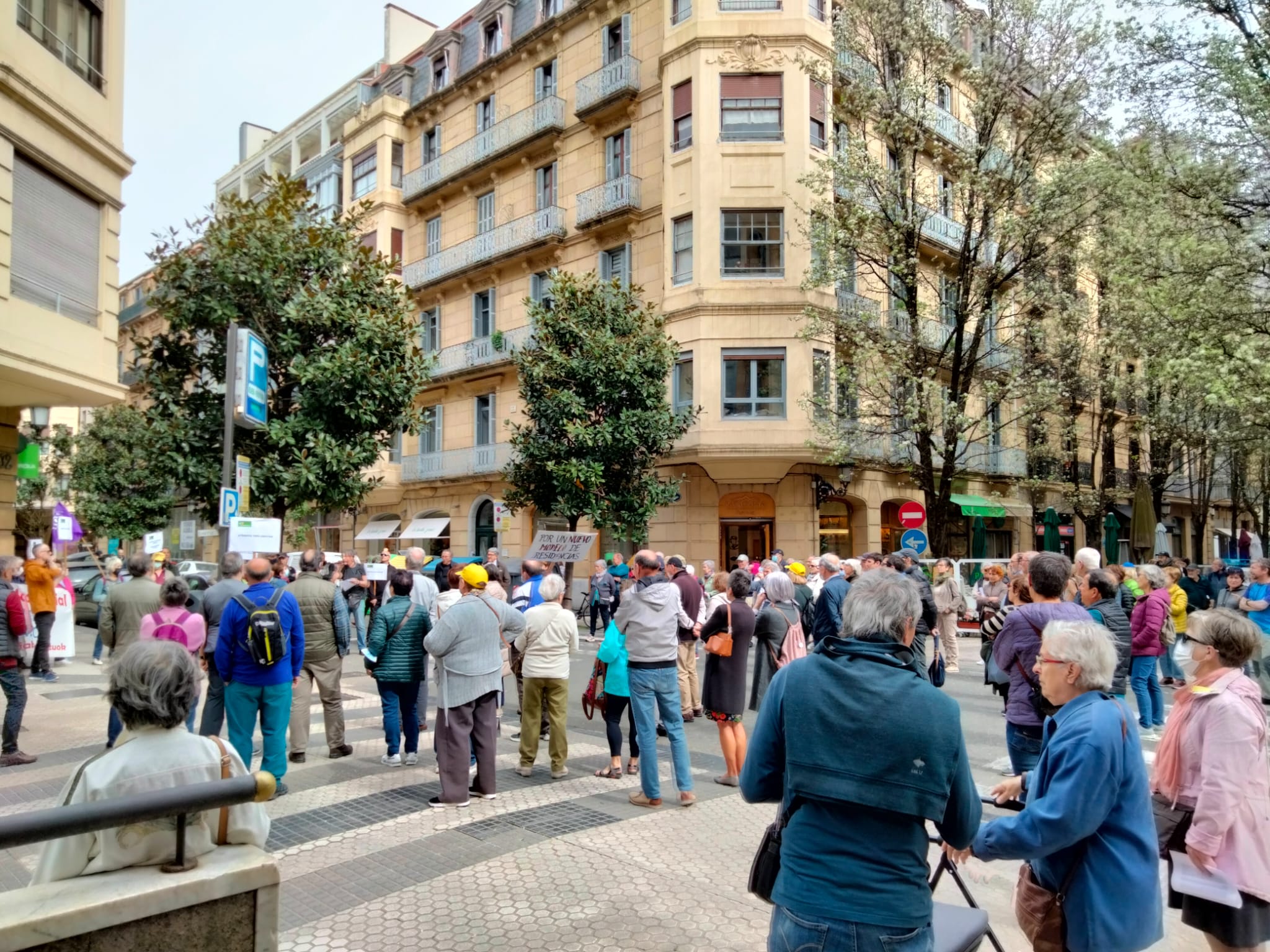 pensionistas centro Los pensionistas donostiarras protestan por la factura de la luz