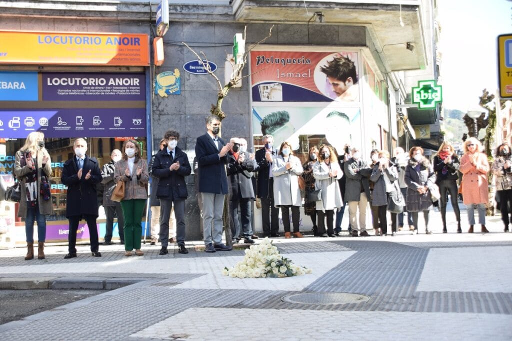 placa psicologo San Sebastián también recuerda, con una placa, al psicólogo Gómez Elósegui
