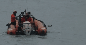 rescatearao 300x156 - Donostia: una zódiac de Cruz Roja rescata a un arao atrapado en sedal