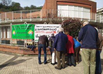 Recogida de firmas organizada por los vecinos de Amara Berri. Fotos: AAVV Amara Berri.