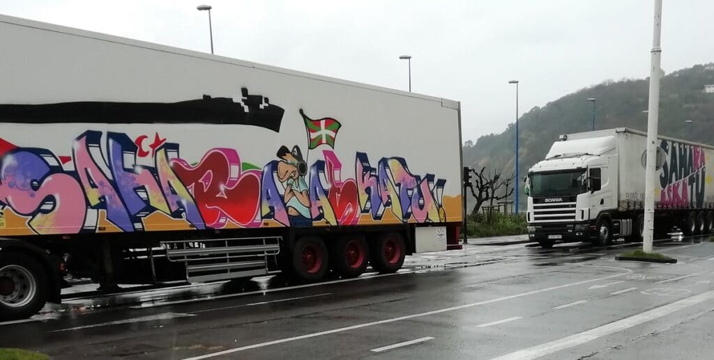 trailerssahara2 Cuatro tráileres de alimentos viajan de Donostia al Sahara