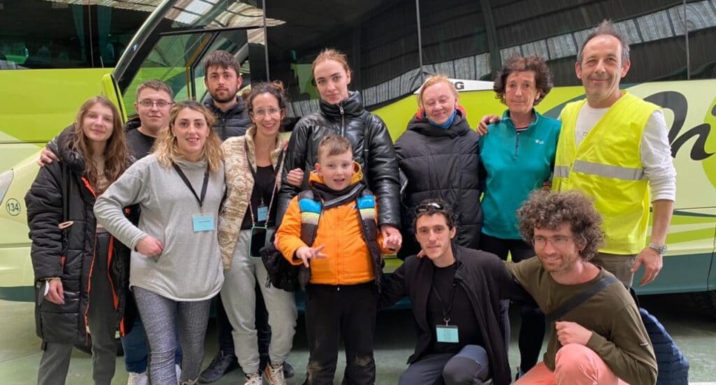voluntarios ucrania 1 El autobús donostiarra de los 53 refugiados ucranianos