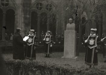 Año 1935, Inauguración del busto del escritor Pío Baroja realizado por Victorio Macho, en el claustro del museo San Telmo con la asistencia del homenajeado. Imagen de Martín Ricardo en la Kutxateka