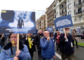 Manifestación hoy en Donostia para la protección de las mujeres en las guerras. Convocada por Amnistía Internacional: Fotos: DonostiTik