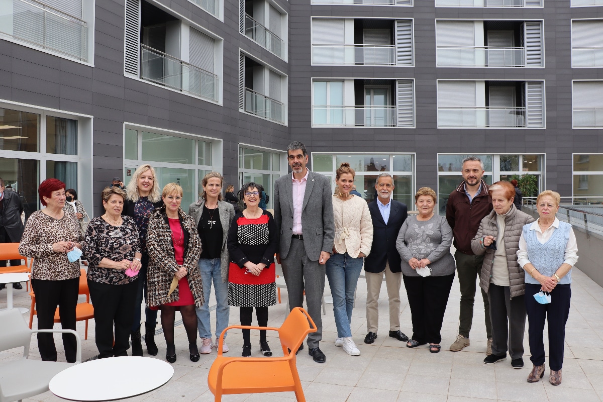 Eneko y jubiladas El Hogar del Jubilado Intxaurralde cuenta con un nuevo local de casi 500 m2