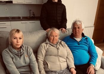 La mitad de los familiares de Eugeni recién llegados a Donostia, los que viven en su pequeño piso: su madre, su hermano y sus abuelos.