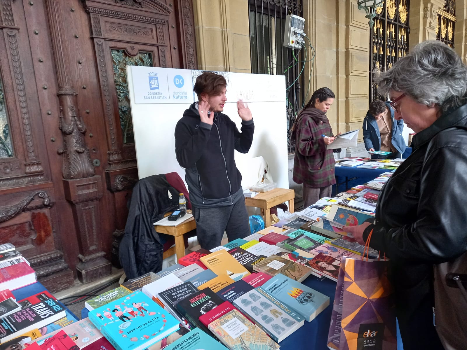 Feria del libro2 - Buena afluencia a la Feria del libro 2022 de Donostia en sus primeras horas