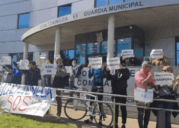 Imagen de la protesta en la comisaría de Morlans. Foto: Langileen Batzordea