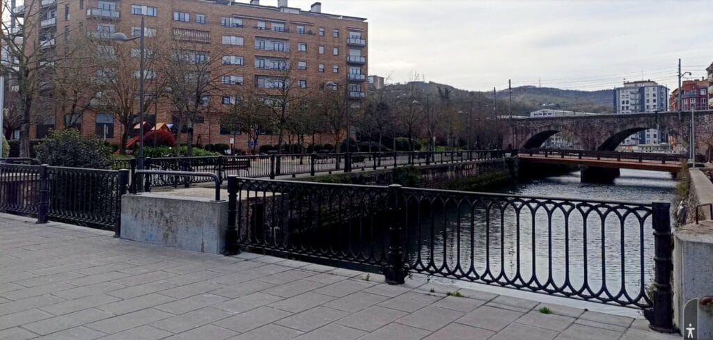 Pasaia redes futuras Pasaia se suma a las redes metálicas para evitar nuevos residuos en el río