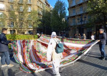 Saharauis montando una jaima en la plaza Bilbao en un día reivindicativo. Foto: DonostiTik