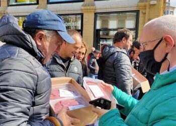 Protesta de EHNE y ENBA hoy en la Bretxa, donde han regalado filetes. Foto: Ehne