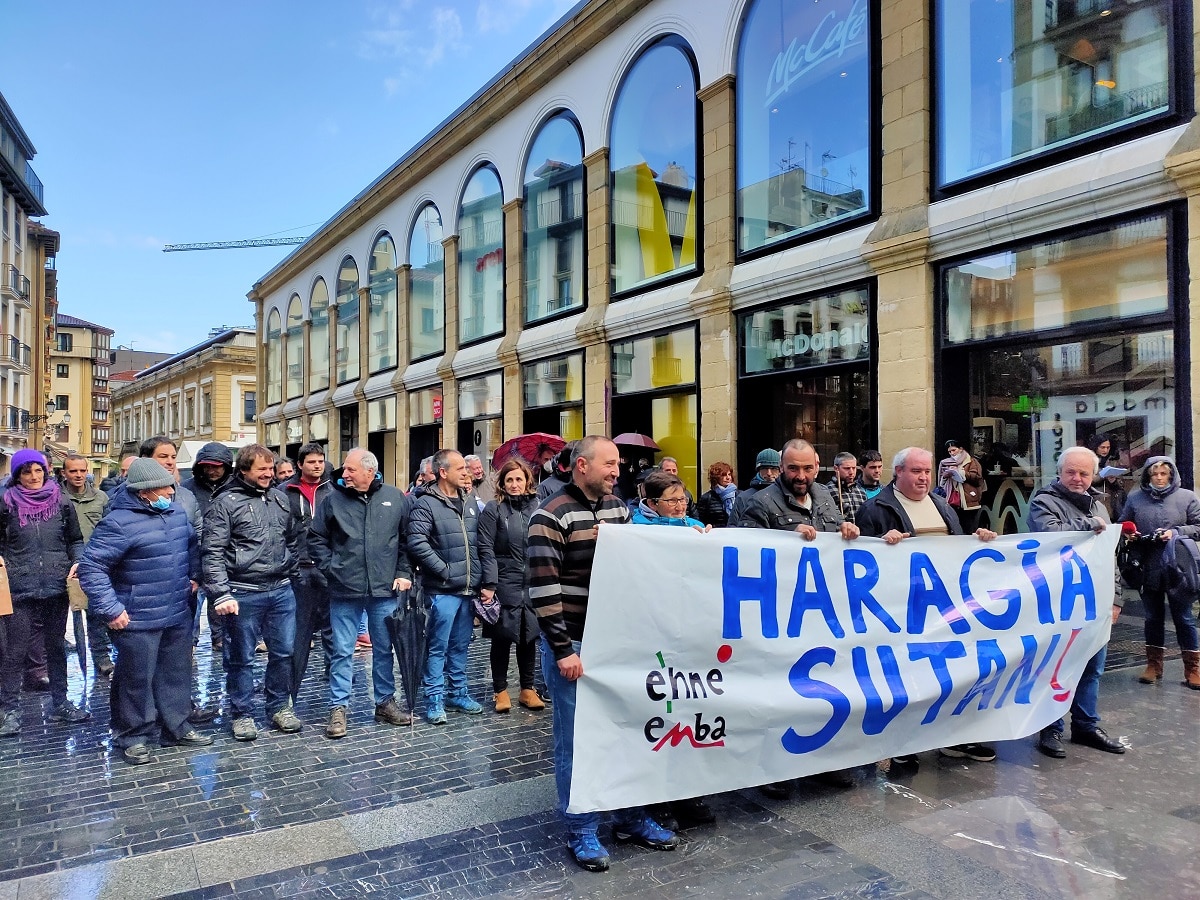carne2 - Los ganaderos protestan en Donostia por el precio de la carne