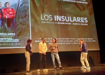 Los autores de 'Les Insulaires' en la presentación del film en Donostia con la periodista Begoña del Teso. Foto: DonostiTik