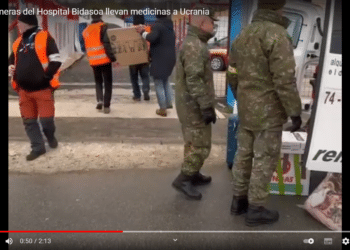 Descarga de las medicinas en el campo de refugiados de Vyšné Nemecké, en Eslovaquia. (Dentro vídeo)