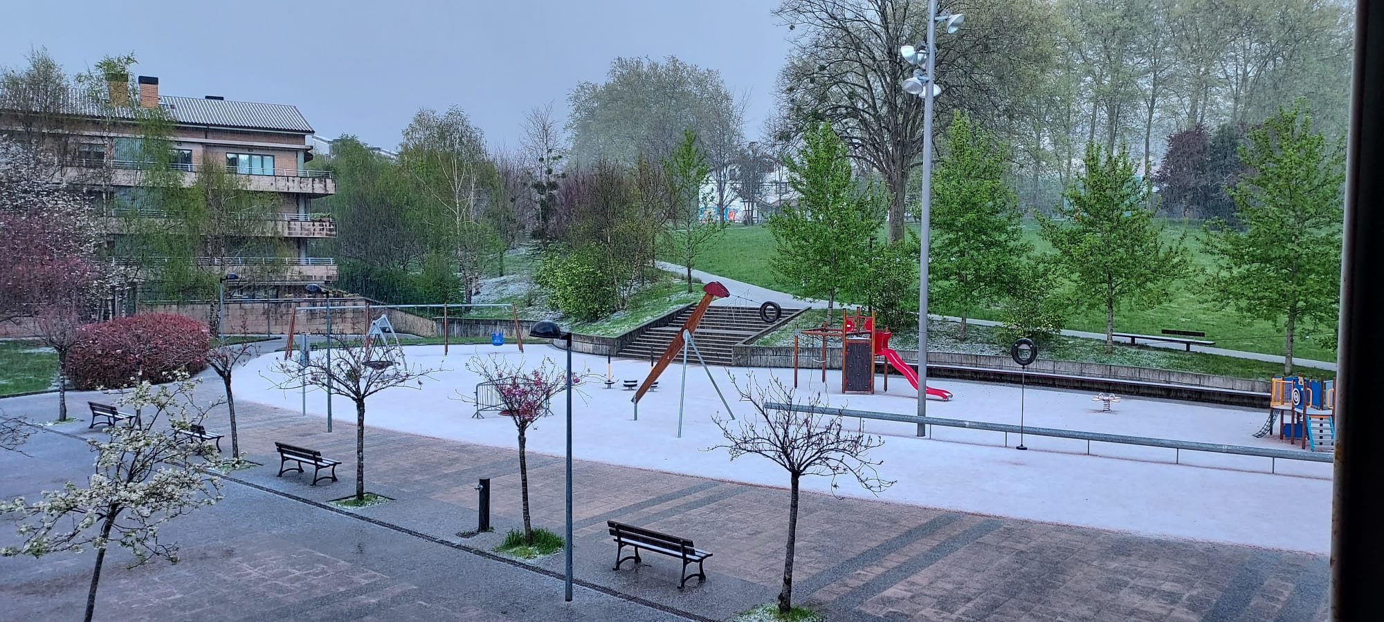 granizada Hernani Hernani, de blanco, tras la intensa granizada