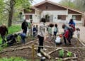 Voluntarios trabajan en el 'oasis de mariposas' de Ulia. Foto: Fundación Cristina Enea
