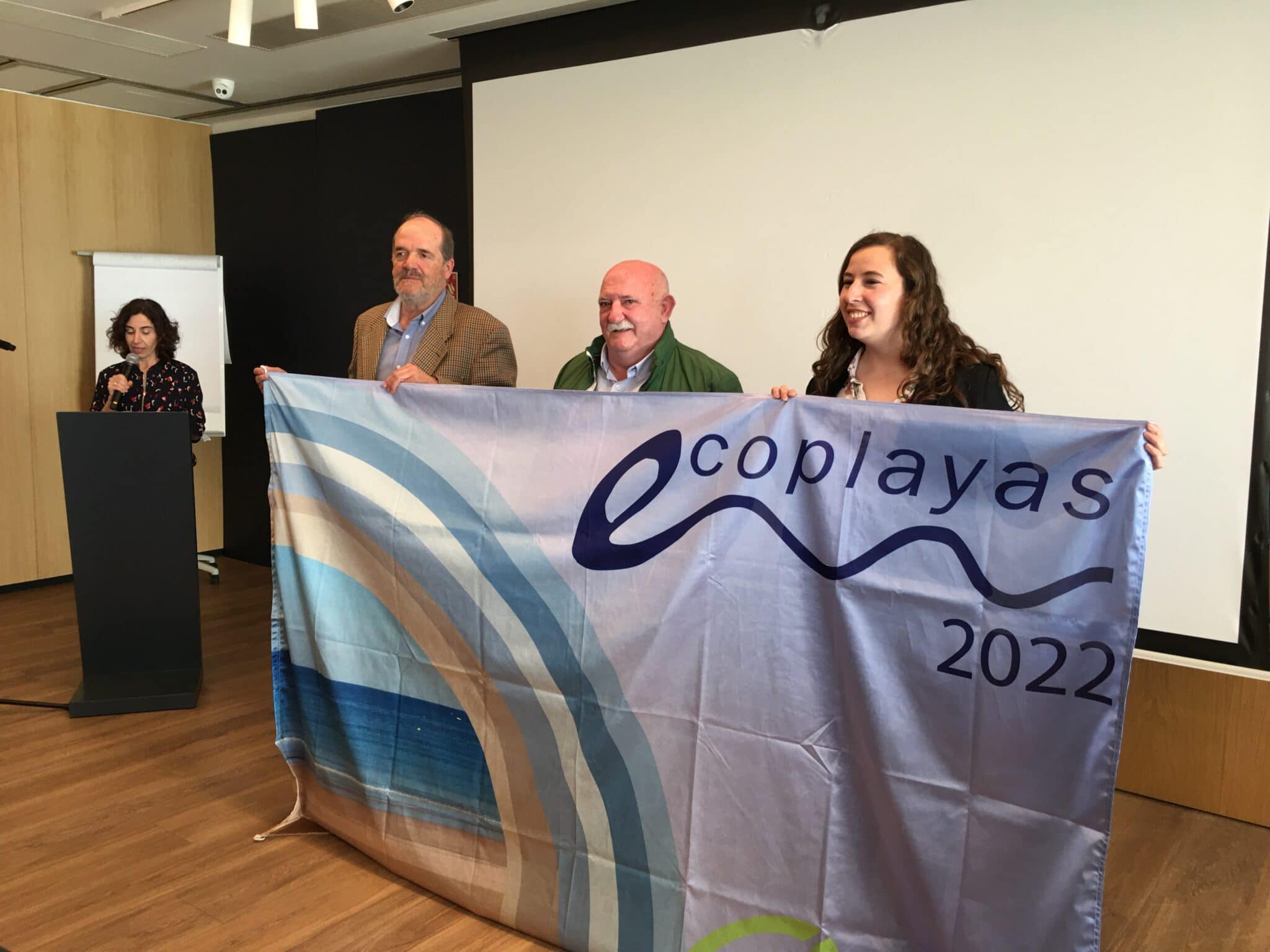 playa bandera scaled - Ondarreta, la Concha y la Zurriola reciben la bandera 'ecoplayas'