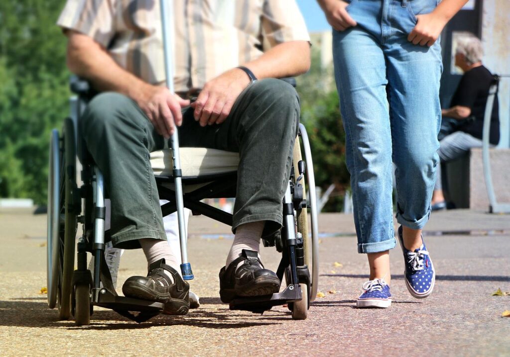 wheelchair g8e28aef6a 1280 Más de 2.000 dependientes fallecieron en Euskadi en 2021 sin ser reconocidos