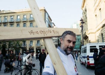 El representante de 'Rezar no es delito', colectivo anti aborto, en Donostia. Fotos: Santiago Farizano