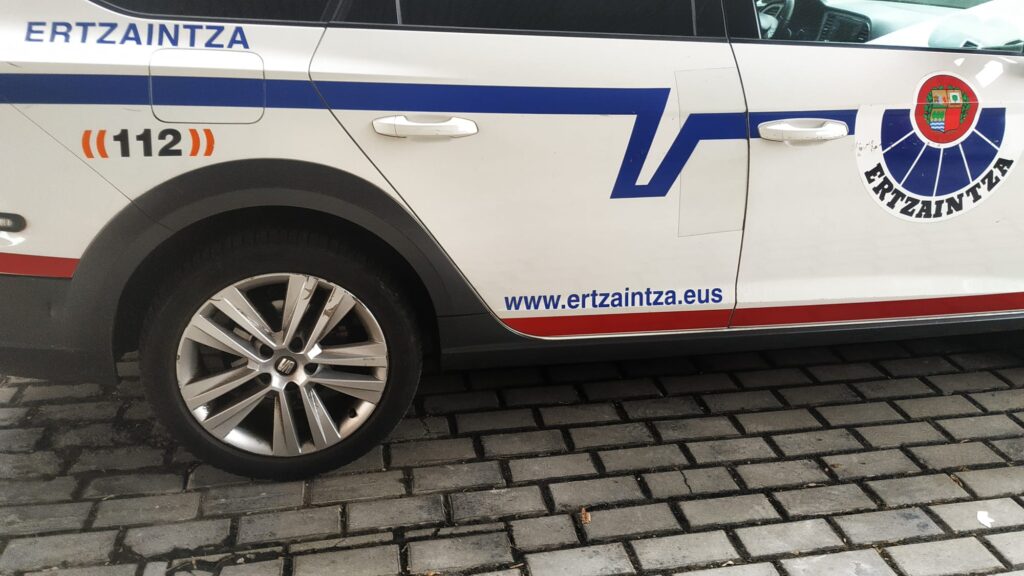 Ertzaintza nueva (El Infierno) Reducen a un hombre con problemas psiquiátricos armado con un cuchillo