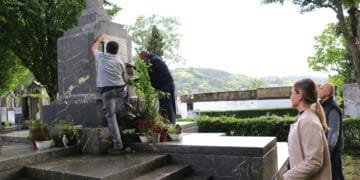 Retirada de la placa del mausoleo franquista en Polloe. Foto: Ayto