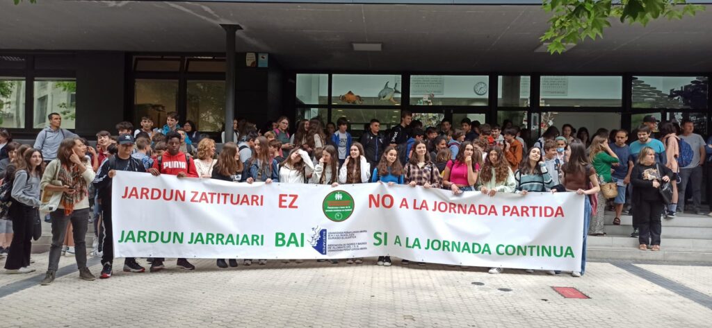 Penaflorida concentracion "Nos quedaremos sin argumentos para defender la escuela pública vasca si seguimos así"