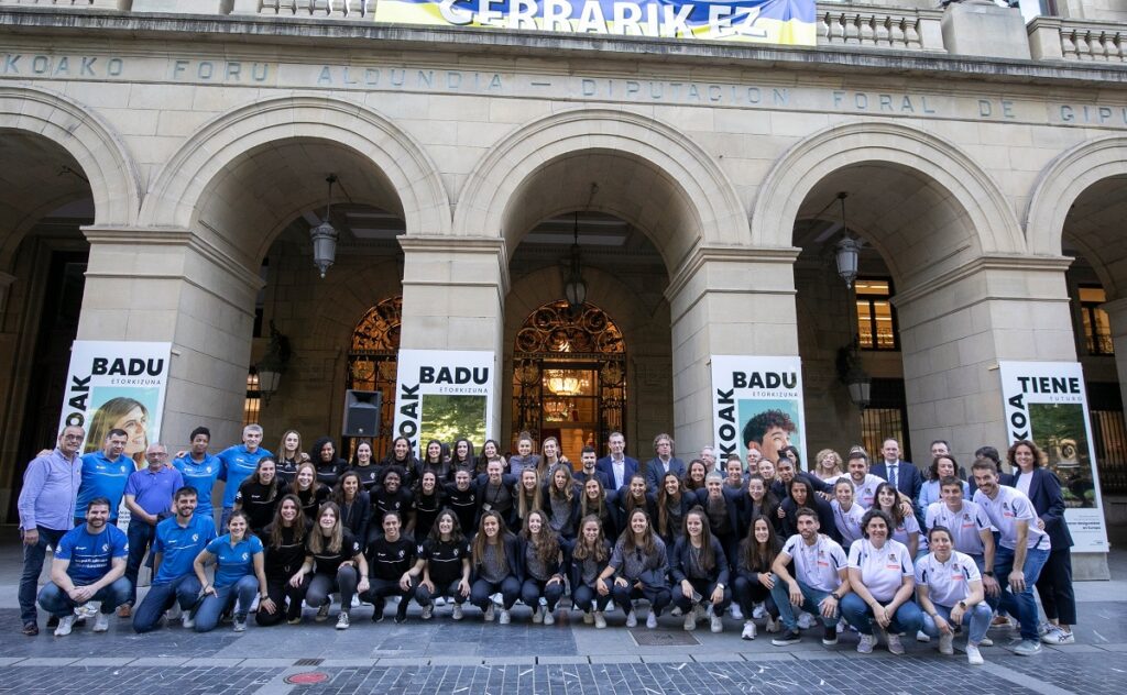 Real Bera Bera Jugadoras del Bera Bera y la Real recibidas con honores