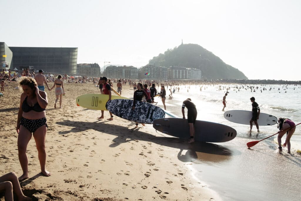 donostitik playas verano 202124 La Zurriola y el placer surfista