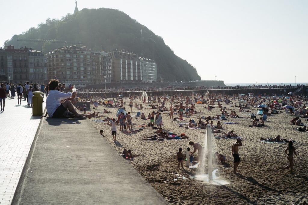 donostitik playas verano 202125 La Zurriola y el placer surfista