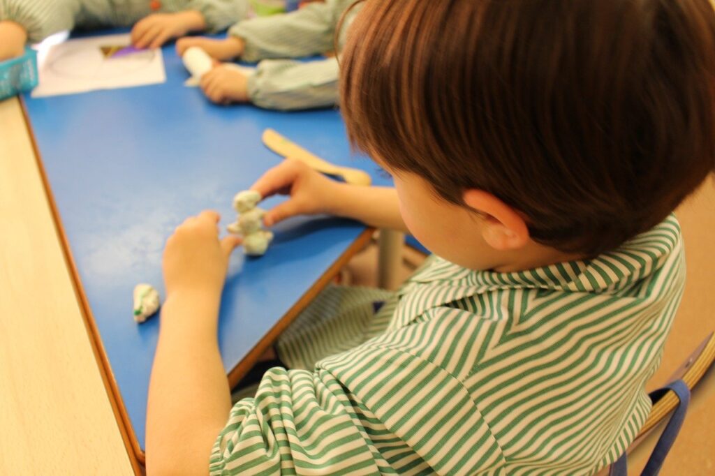 education gf6a8a8cd6 1280 Donostia: Condenada por llevarse a sus 2 hijos de un centro durante una visita