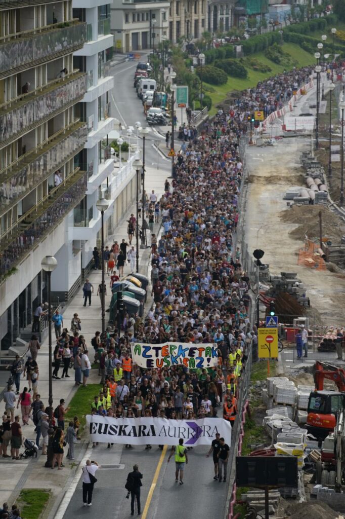 euskara4 Miles de personas se manifiestan en Donostia "en defensa del euskera"