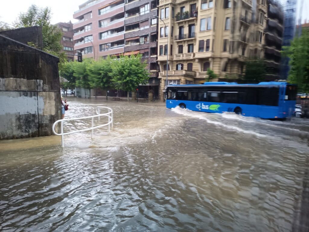 Vídeos de la tromba de granizo y agua 2 foto Donostia se inunda Vídeos de la tromba de granizo y agua