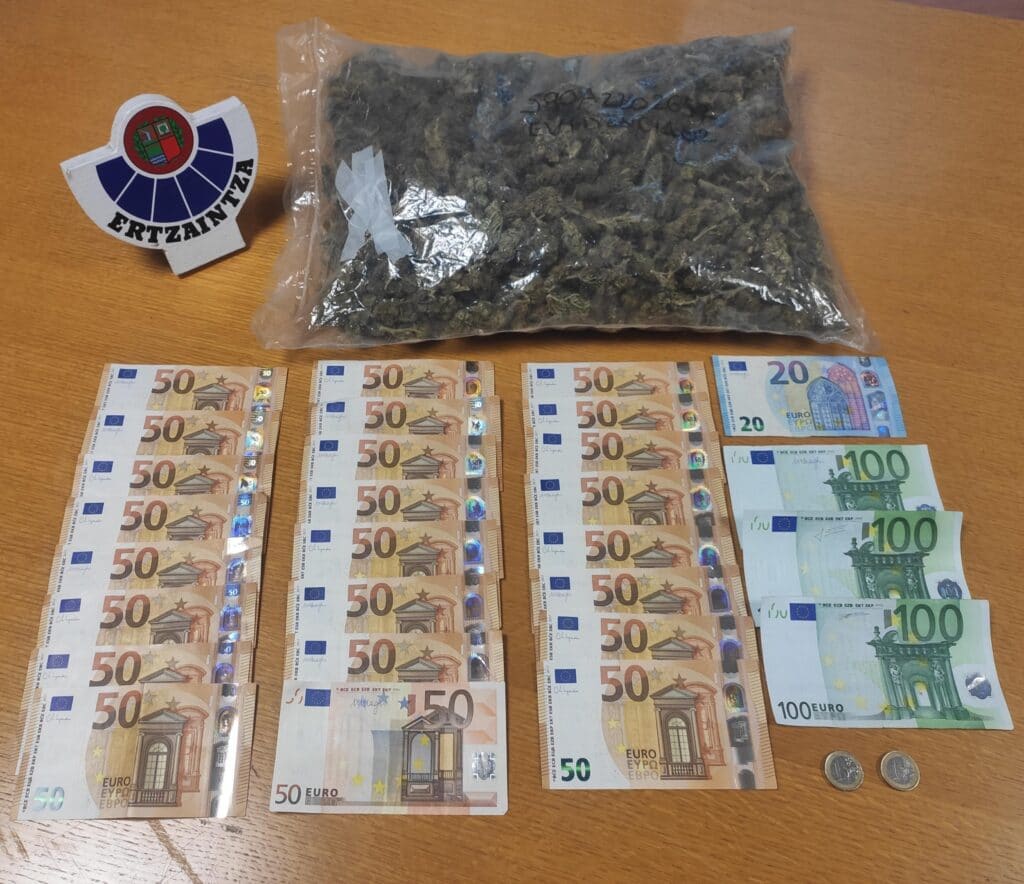 moto ertzaintza Bidebieta: Sorprendido con más de un kilo de marihuana escondido en su moto
