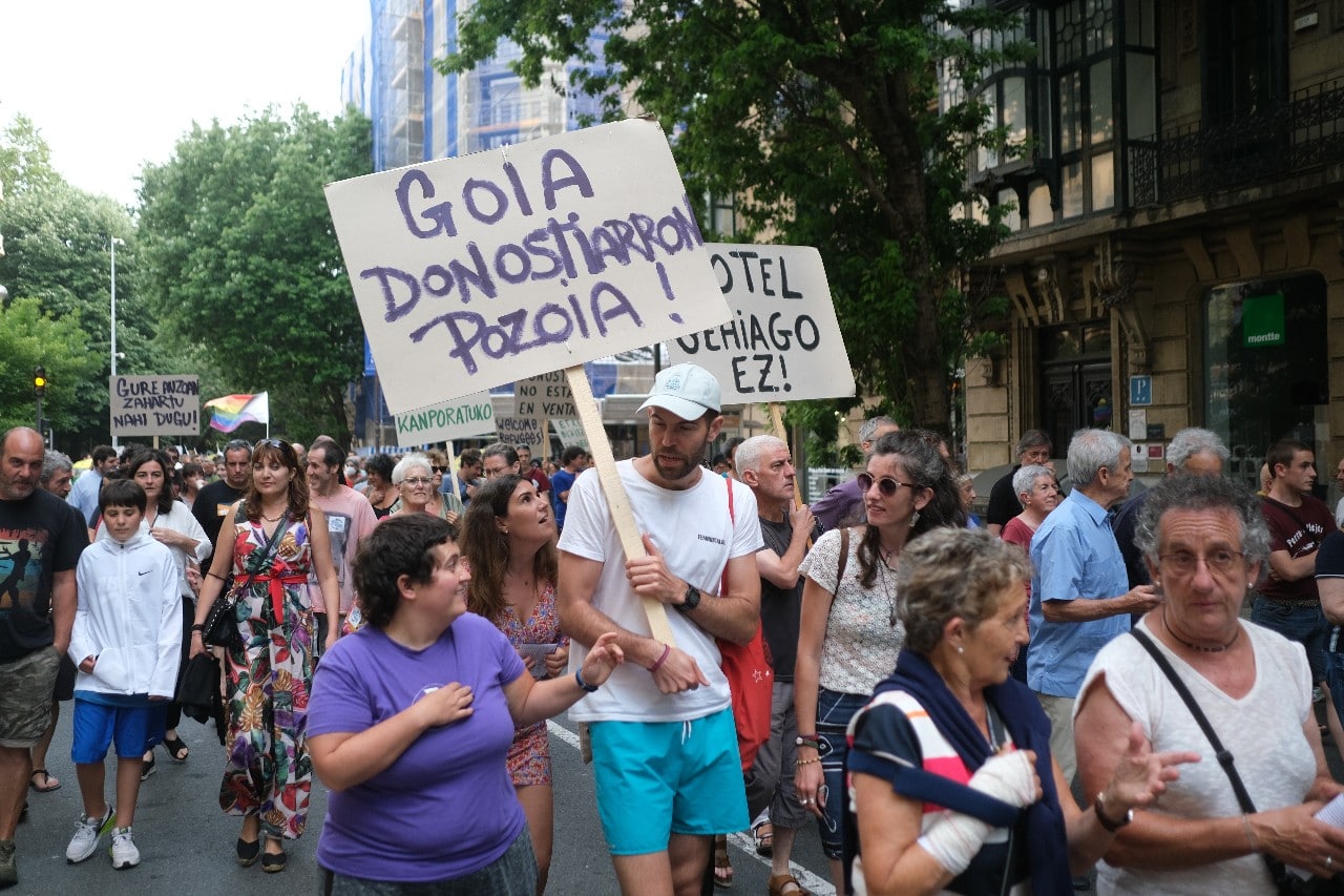 2022 0618 17361300 copy 1280x853 - Una nutrida manifestación recorre Donostia "contra este modelo de ciudad"