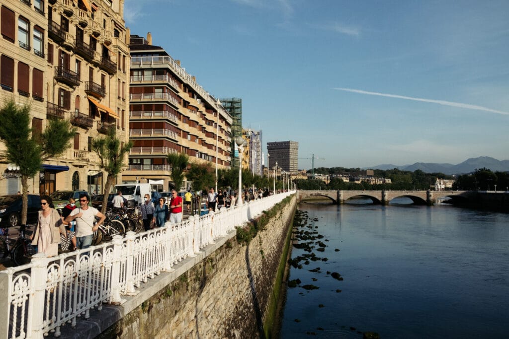 DSCF0521 Los bomberos rescatan a un hombre del río Urumea en San Sebastián