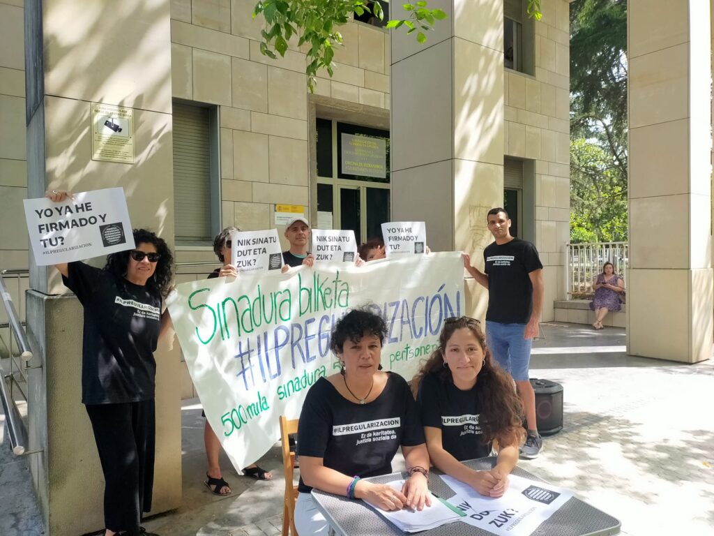 ILP Llamamiento en Donostia a firmar por la regularización de los inmigrantes