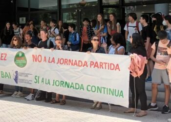 Concentración de los viernes al término de las clases en el Instituto Peñaflorida. Foto: DonostiTik