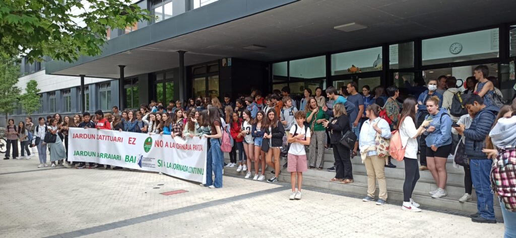 El Instituto Peñaflorida se acerca a las 6.000 firmas por la jornada continua 2 Penaflorida concentarcion2 El Instituto Peñaflorida se acerca a las 6.000 firmas por la jornada continua