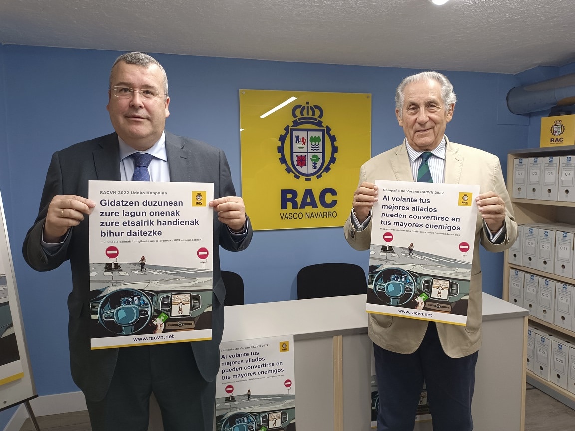 El RACVN centra su campaña en los peligros del móvil y el GPS al volante 1 Presentacion Campana Verano RACVN Eduardo Martinez y Pedro Martinez de Artola El RACVN centra su campaña en los peligros del móvil y el GPS al volante