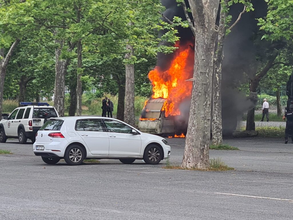 caravana fuego Arde una caravana junto al Hipódromo de San Sebastián (Zubieta)