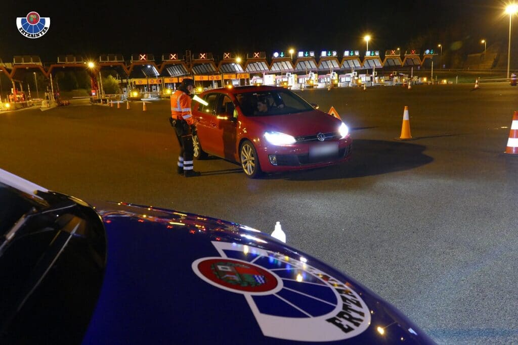 control nocturno peaje Oiartzun: Marcha atrás por la AP-8 y sin carnet de conducir