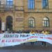 Protesta hoy ante la sede de Correos. Foto: DonostiTik