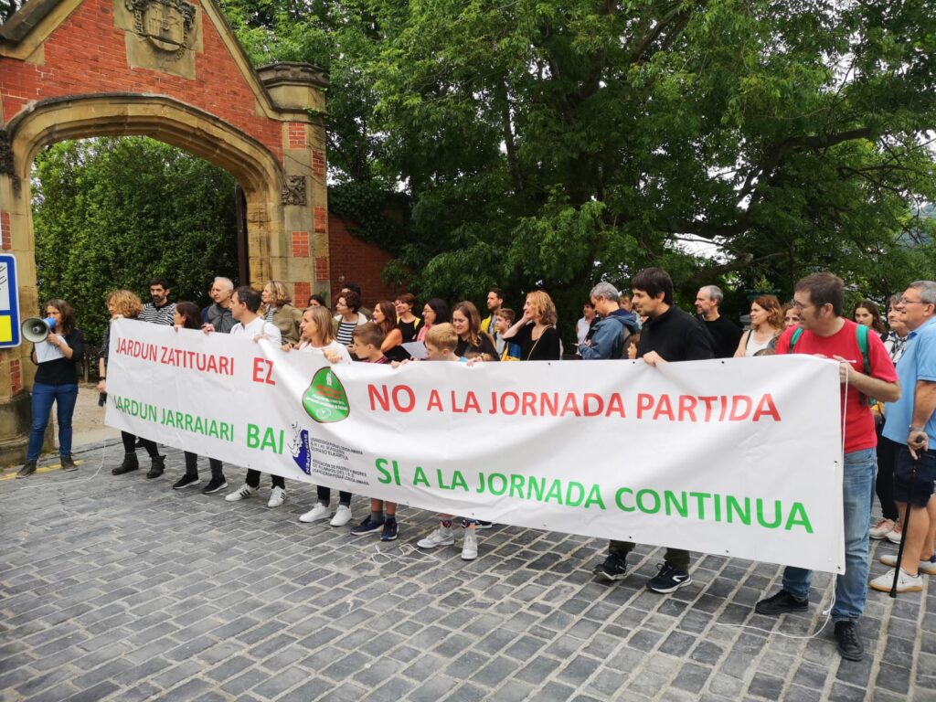 Concentración en Donostia por la jornada continua en secundaria 2 jornada Concentración en Donostia por la jornada continua en secundaria