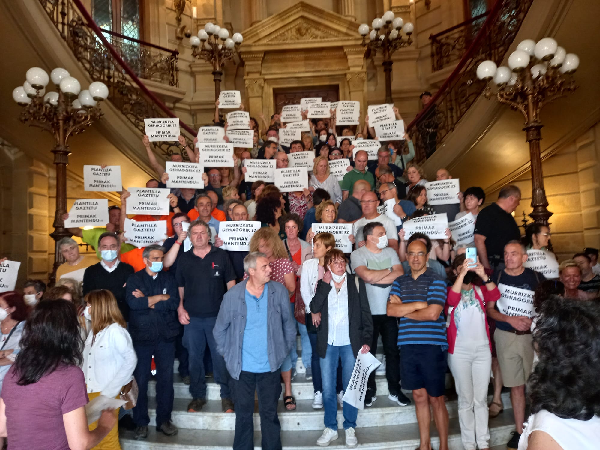 municipales1 Primas de jubilación: Protesta y comunicado para el alcalde en el Ayuntamiento de Donostia