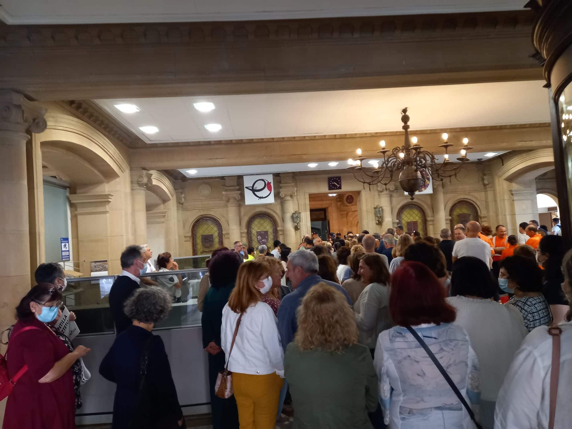 municipales2 - Primas de jubilación: Protesta y comunicado para el alcalde en el Ayuntamiento de Donostia