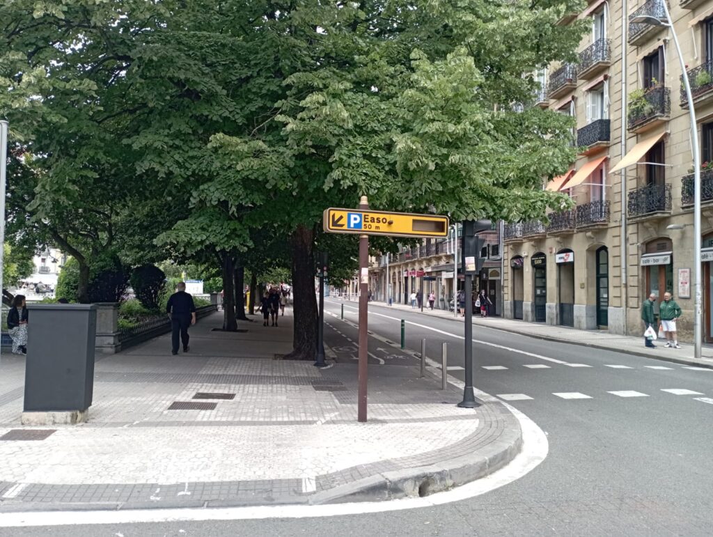 "Casi todos los letreros de los parkings de Donostia están estropeados" 2 parking "Casi todos los letreros de los parkings de Donostia están estropeados"