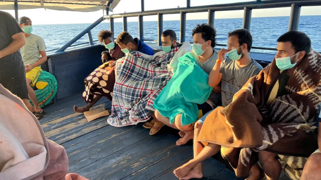 primer rescate El Aita Mari rescata a once personas en un bote en la costa de Libia