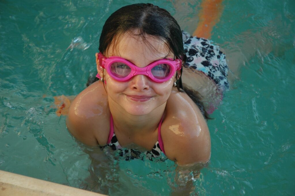 swimming g22c32d66c 1280 ¿Cómo gestionamos las vacaciones infantiles?